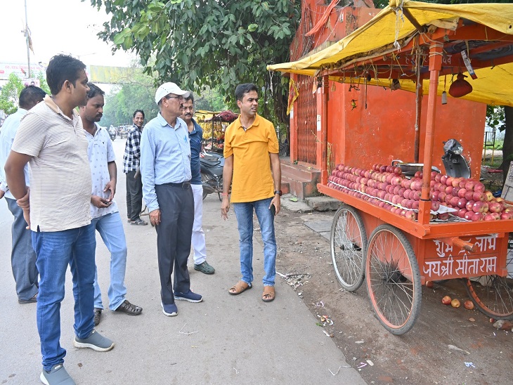 नंदिनी रोड का निरीक्षण करते निगम आयुक्त बजरंग दुबे। - Dainik Bhaskar