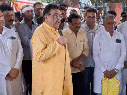 नीलम पार्क में प्रदर्शन करते आउटसोर्स और अस्थाई कर्मचारी। - Dainik Bhaskar