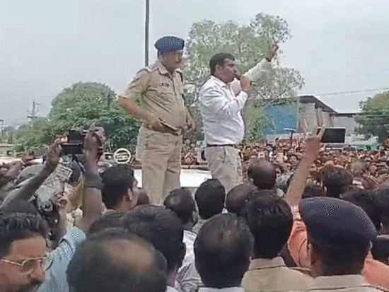 12 सितंबर को हुए प्रदर्शन के दौरान कलेक्टर कौशलेंद्र विक्रम सिंह ने कार के बोनट पर चढ़कर प्रदर्शनकारियों को समझाया था।