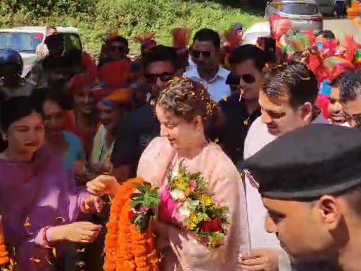 मंडी नाचण विधानात नलवड जत्रेत दिलेल्या दिलेल्या कंगना रणौतचे स्वागत करताना लोक.
