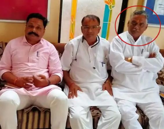 पविराजने आणखी एक फोटो शेअर केला आहे, ज्यामध्ये एक (लाल वर्तुळात) मुख्य मंत्री अर्जुन सिंह चौहान समान आहे.