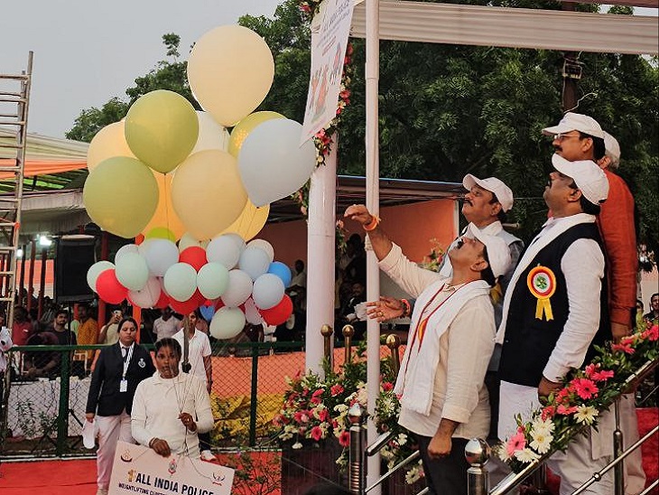 अखिल भारतीय पुलिस प्रतियोगता का शुभारंभ करते गृहमंत्री - Dainik Bhaskar