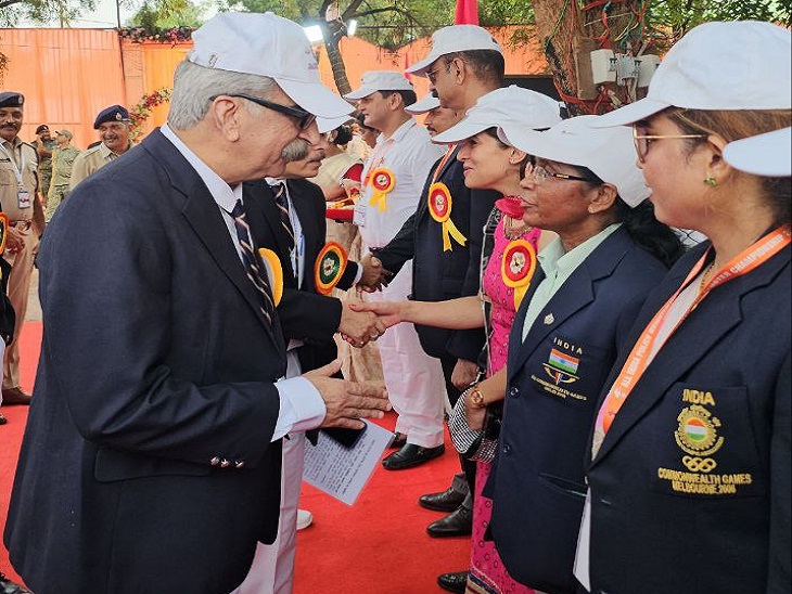 अलग अलग टीमों के कोच से मिलते पुलिस महानिदेशक अशोक जुनेजा