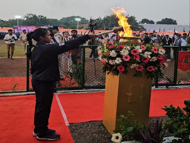 मशाल को जलाकर किया गया आयोजन का शुभारंभ