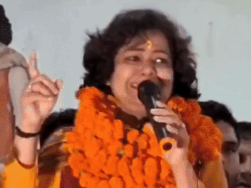 तिकीट काप शारदा राठोड समर्थकांमध्ये रडल्या.
