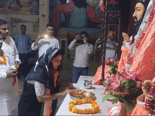 पराग शर्मा यांनी वाल्मिक मंदिर दर्शन घेतले. आपल्याला पुन्हा जिंदाबादच्या घोषणा देण्यात आली.