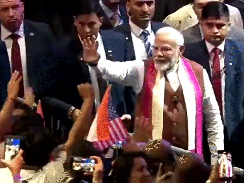 भारतीय समुदाय को संबोधित करने के बाद PM मोदी वहां मौजूद लोगों के बीच भी गए।