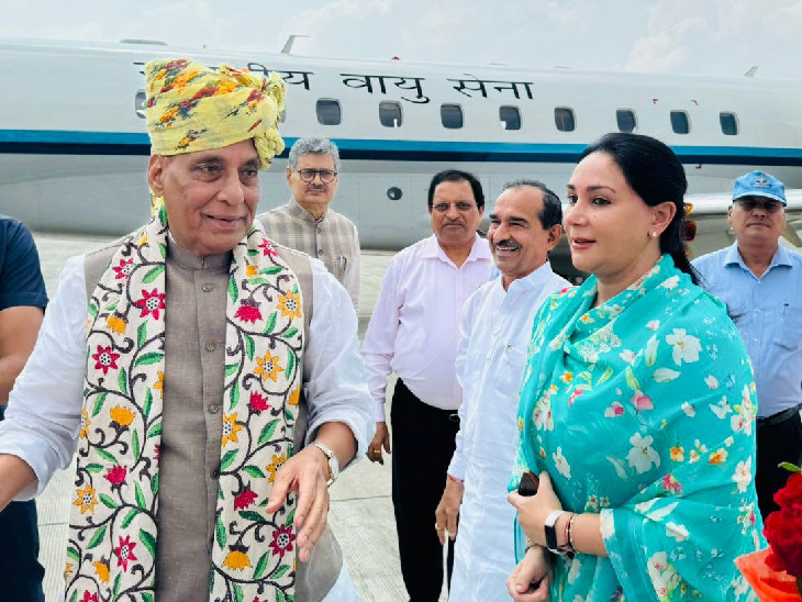 Deputy Chief Minister Diya Kumari welcomed Rajnath Singh at Jaipur Airport.