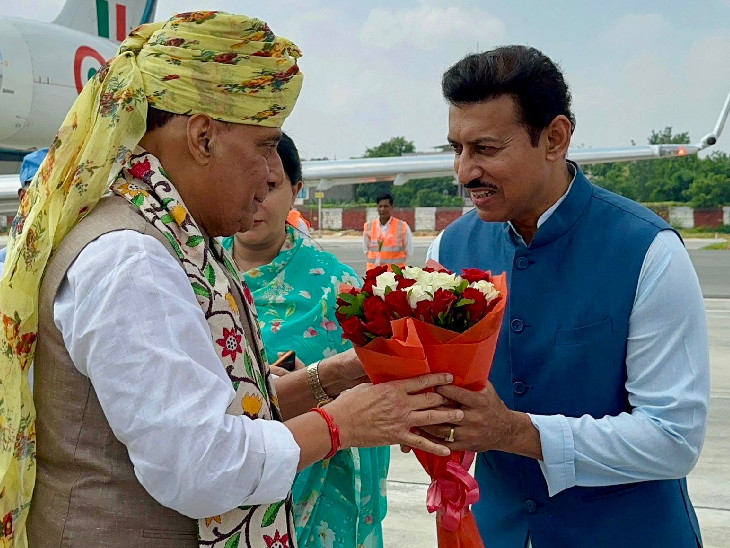 Soldier Welfare Minister Colonel Rajyavardhan Singh Rathore also welcomed Rajnath by presenting him a bouquet of flowers.
