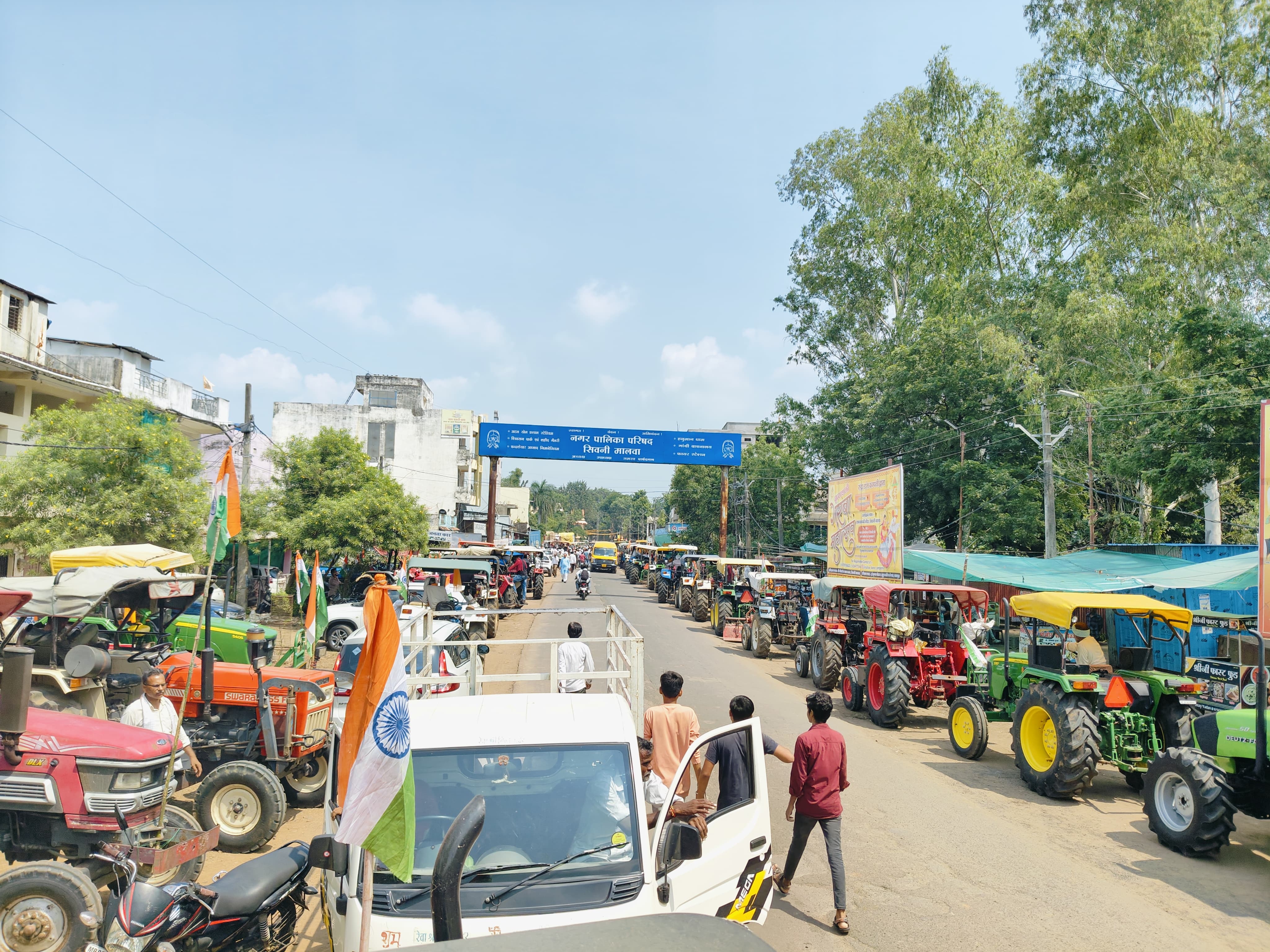 किसान तिरंगा रैली के लिए सिवनी मालवा में ट्रैक्टर लेकर पहुंचे हैं।