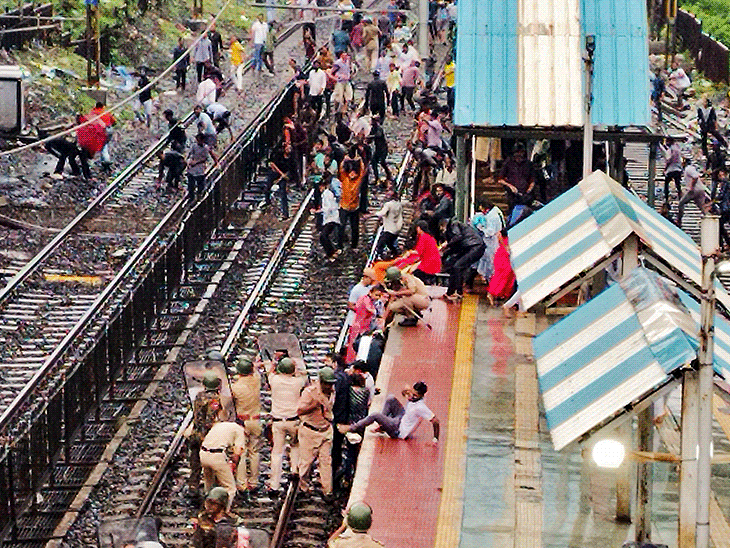 20 अगस्त को लोगों ने बदलापुर स्टेशन पर प्रदर्शनकारियों किया। 10 घंटे से ज्यादा देर तक ट्रेनों की आवाजाही रुकी रही।