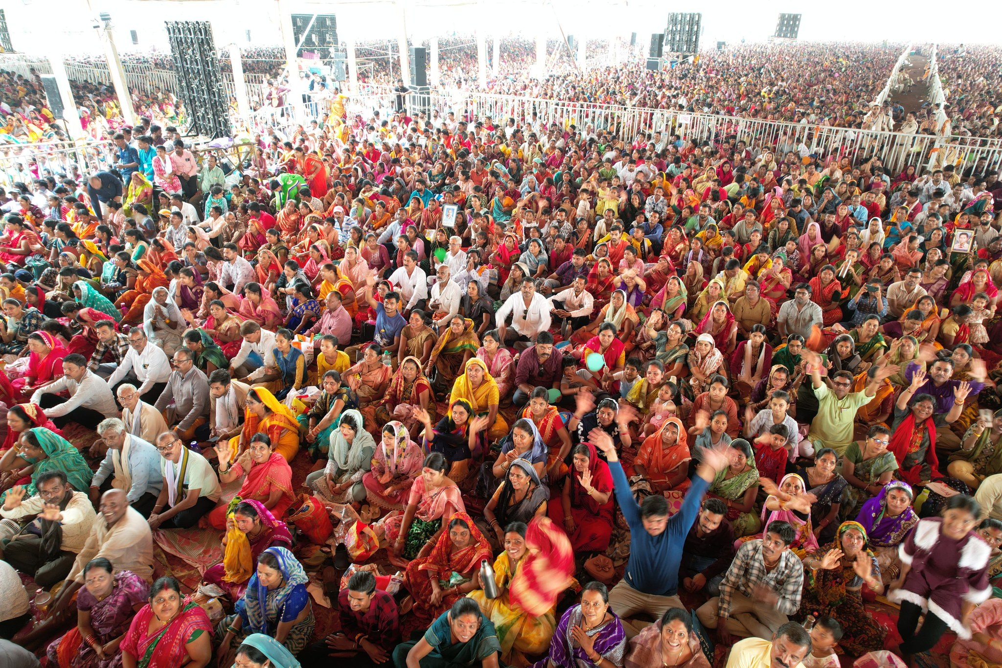 कार्यक्रम में पंडित मिश्रा से कथा सुनने बड़ी संख्या में पहुंचीं महिलाएं।