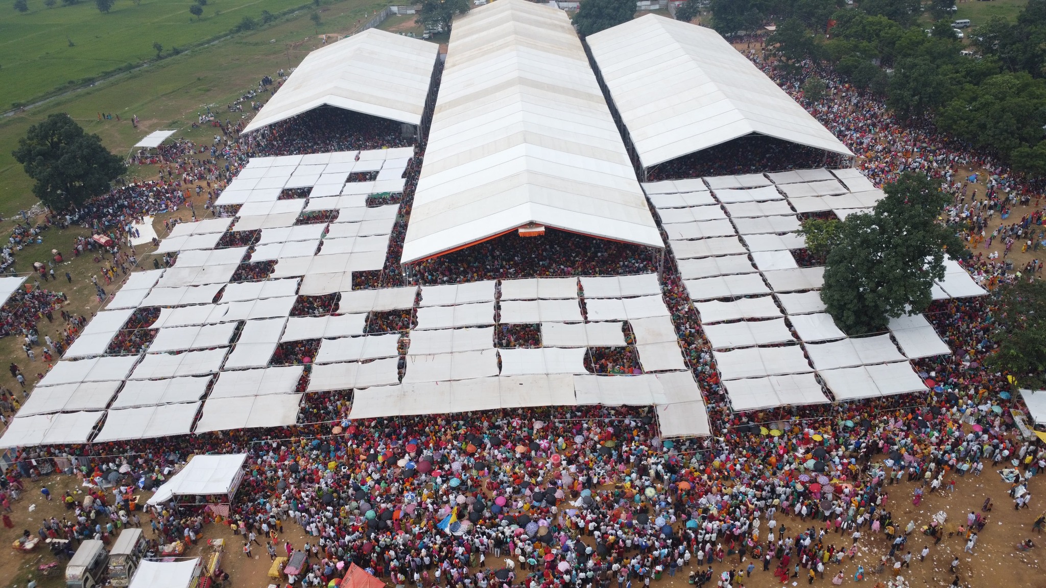 धमतरी के कुकरेल में लगे पंडाल में कथा सुनने हजारों की भीड़ उमड़ रही है।