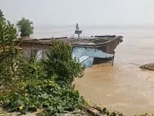 बिहार बेगुसरायमधील गंगेची धूप सुरू आहे. काही वेगळेच येथील एक घरही गंगेत वाहून गेले.
