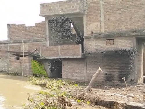 बिहार बिहारलपूर मसाडूमधील भाग तीन घरे गंगा नदीत बुडाली.