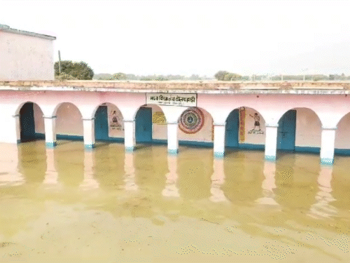 बिहारमधील अनेक सदस्य आहेत. मुंगेरमधील अनेक शालेत गंगेचे पाणी शिरले आहे.