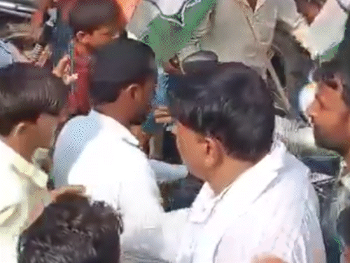 तरुणांना पैसे देणारी व्यक्ती.