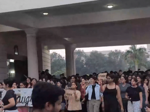 यूनिवर्सिटी कैंपस में जुटे स्टूडेंट्स।