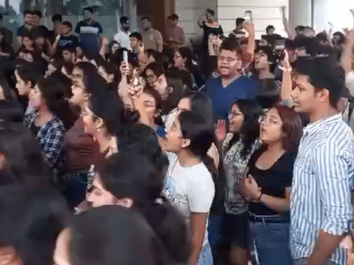 यूनिवर्सिटी कैंपस में प्रदर्शन करते स्टूडेंट्स।