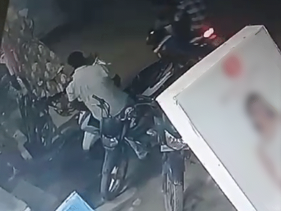 बाइक पर बदमाश आए और सर्राफा कारोबारी पर फायरिंग कर बैग छीनकर भाग गए। - Dainik Bhaskar