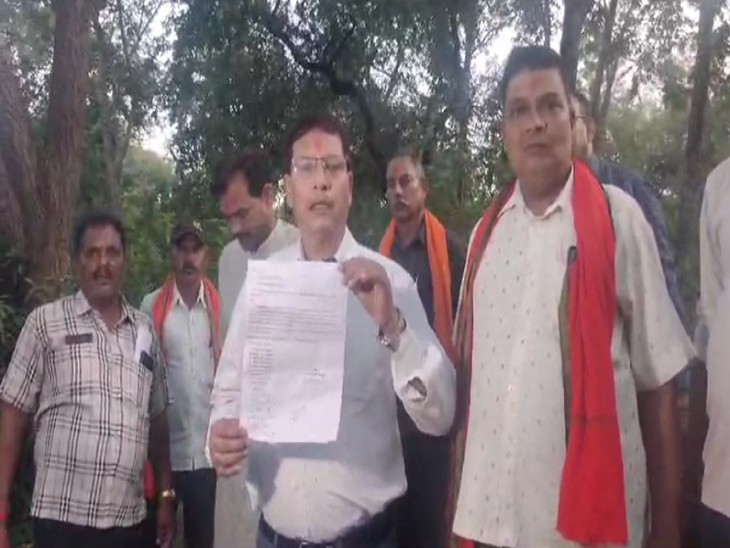 वन विभाग के अफसरों को फोन लगाकर दी आंदोलन करने की चेतावनी।