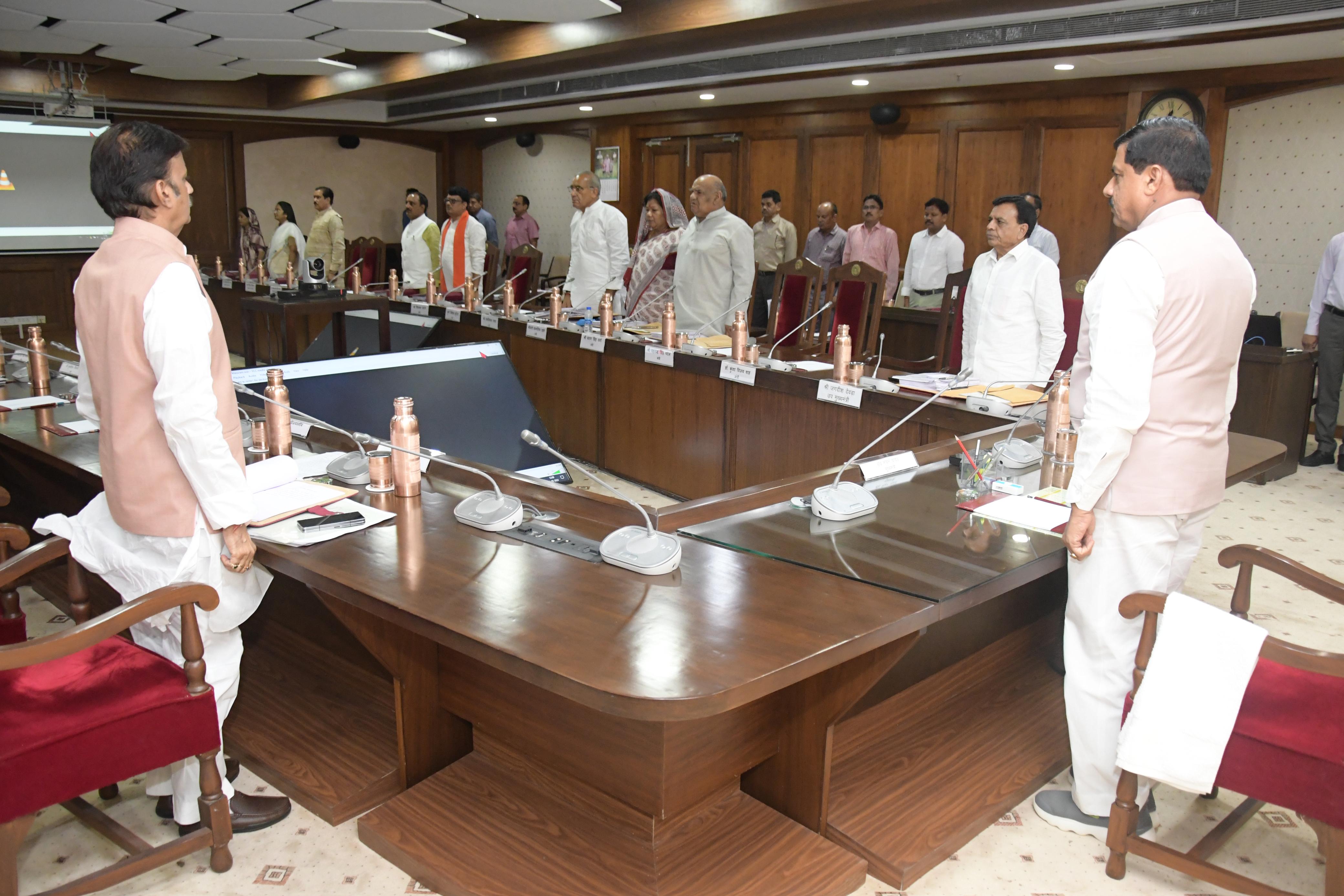 कैबिनेट बैठक से पहले राष्ट्रगान हुआ, इसके बाद मुख्यमंत्री ने बैठक को संबोधित किया।