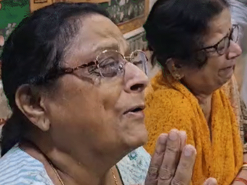 सूर्यकांता व्यास की बेटी सुधा, सरोज और सरला का रो-रोकर बुरा हाल है।