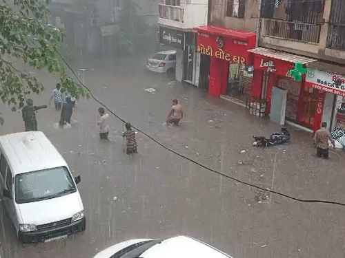 Heavy rain in Ahmedabad-Surat, relief from humidity