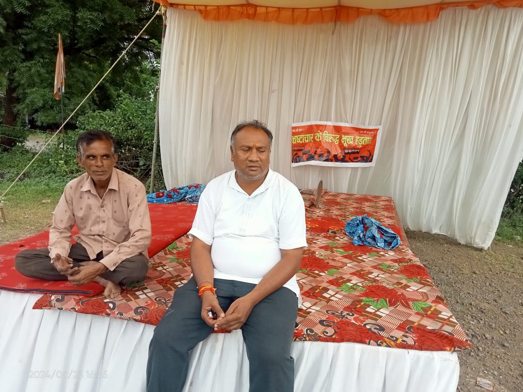 James Rto Agent There is huge corruption in Barwani RTO office, youth sitting on hunger ...