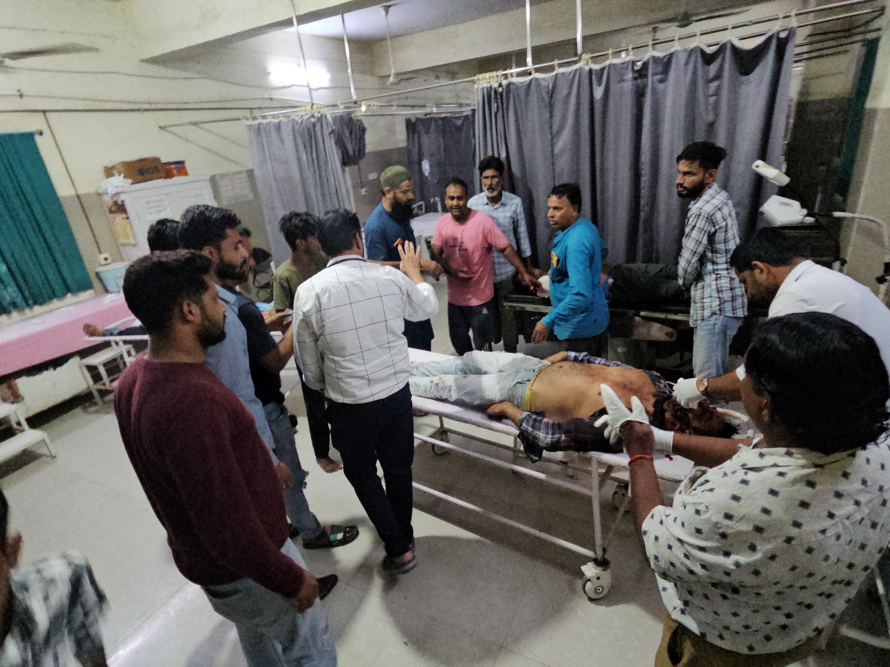 घायलों को इलाज के लिए मक्सी के अस्पताल लाया गया।