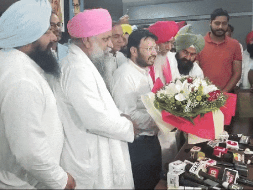 पंजाब मंत्रिमंडल में शामिल किए डॉ. रवजोत सिंह ने संभाला पदभार। - Dainik Bhaskar
