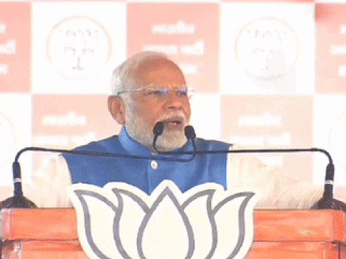 मोदींनी रॅलीत भाषण करताना नायब सैनीची प्रशंसा केली तेव्हा त्यांनी राहून त्यांना अभिवादन केले.