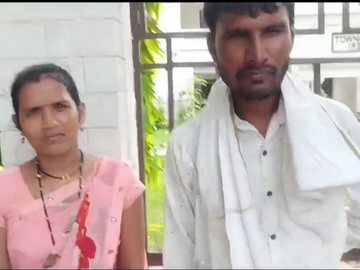 बेटा और बहू बुजुर्ग मां से कर रहे थे विवाद, इसके बाद पुलिस आई और युवक की जमकर पिटाई की।