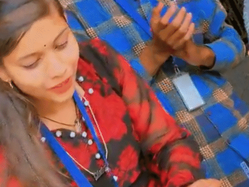 प्रोटोकॉल कार्यालय के फर्स्ट फ्लोर पर साथी कर्मचारियों ने बाकायदा केक काटकर बर्थडे मनाया।