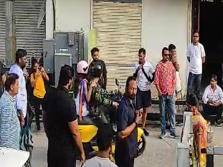 उदयपूरच्या चांदपोल पुलाजवळ स्कूटरवर वरुण धवन आणि जान्हवी कपूर.