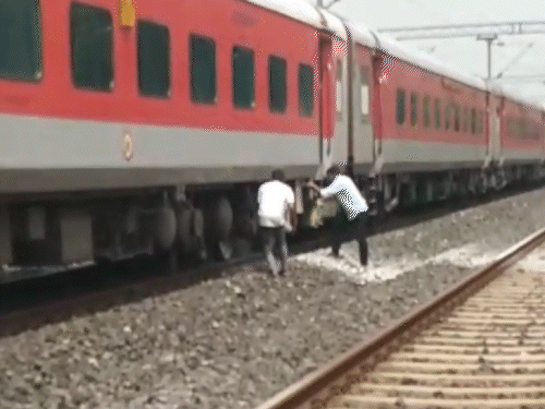 एक्सपर्ट्स ने मौके पर पहुंचकर फायर एस्टिंग्विशर से धुएं पर गैस डाली। तब पता चला कि पहिए चिपक गए हैं।