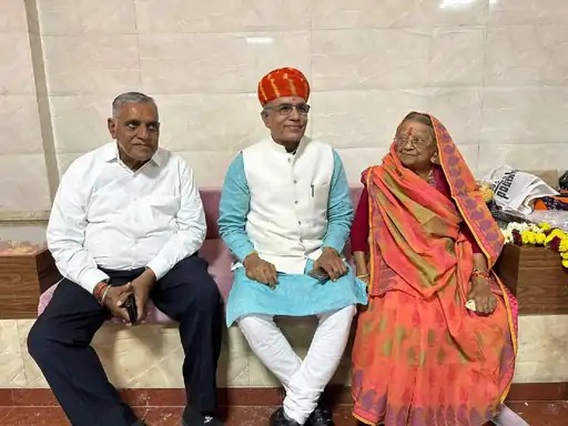 यह तस्वीर पिछले साल अगस्त-सितंबर की है। सूर्यकांता व्यास ने कार्यकर्ताओं के लिए कार्यक्रम रखा था। भाजपा की इलेक्शन मैनेजमेंट कमेटी के प्रदेश संयोजक नारायण लाल पंचारिया सहित अन्य नेताओं ने उनसे मुलाकात की थी। (फाइल फोटो)