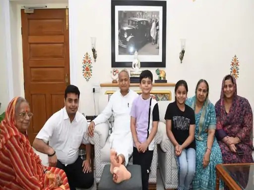 पिछले साल पूर्व मुख्यमंत्री अशोक गहलोत का पैर फ्रैक्चर होने पर उनसे मिलने सूर्यकांता व्यास भी पहुंची थीं। इस दौरान गहलोत का पूरा परिवार मौजूद था। (फाइल फोटो)