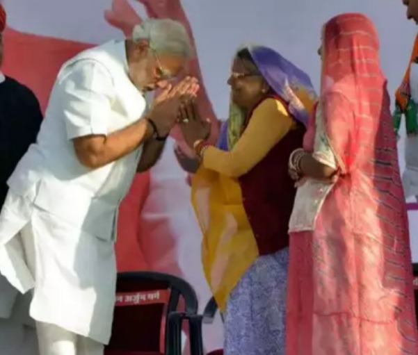 एक बार पीएम नरेंद्र मोदी सूर्यकांता व्यास से मिले तो कुछ इस अंदाज में उन्होंने हाथ जोड़कर उनका अभिवादन किया था। (फाइल फोटो)