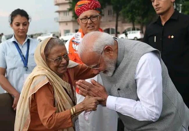 25 अगस्त 2024 को हाईकोर्ट के प्लेटिनम जुबली कार्यक्रम में मुख्य अतिथि के रूप में पीएम नरेंद्र मोदी जोधपुर आए थे। इस दौरान जोधपुर एयरबेस पर पीएम ने जीजी को झुककर प्रणाम किया था।