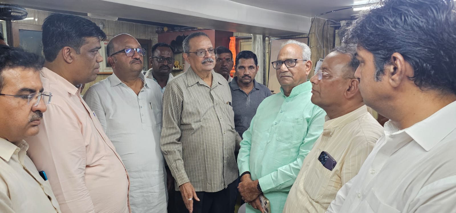 राज्यसभा सांसद राजेंद्र गहलोत, जोधपुर शहर विधायक अतुल भंसाली ने सूर्यकांता व्यास के बेटे शिव कुमार व्यास से मुलाकात की। उन्होंने जीजी के निधन पर दुख जताया।