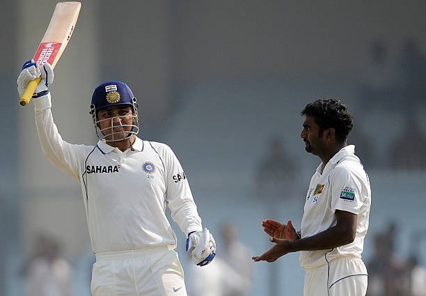 वीरेंद्र सहवाग पहले तो धीरे खेले लेकिन फिर खूब छक्के-चौके लगाए.