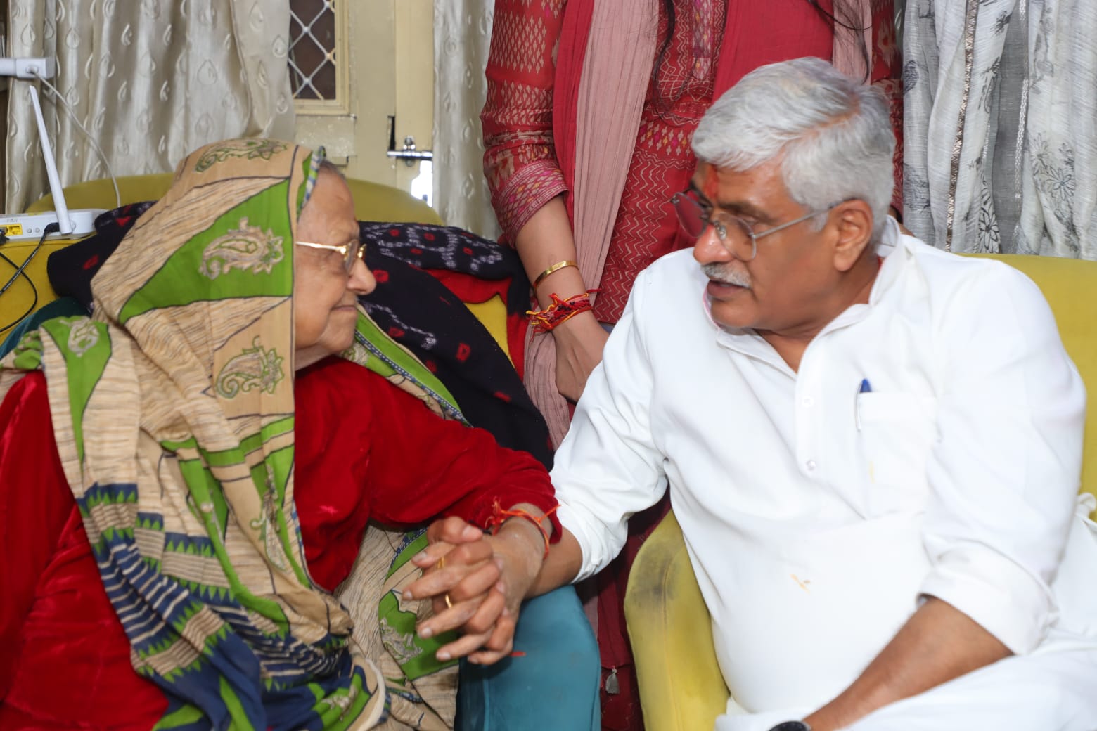 केंद्रीय मंत्री गजेंद्र सिंह शेखावत भी समय-समय पर जोधपुर में जीजी का हालचाल लिया करते थे। (फाइल फोटो)