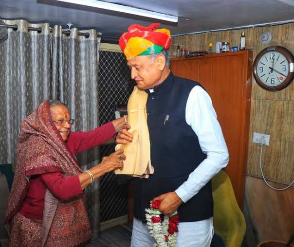 तस्वीर 24 अक्टूबर 2023 की है। विधानसभा चुनाव-2023 से पहले अशोक गहलोत जीजी से मिलने उनके जालोरी गेट स्थित आवास पहुंचे थे। (फोटो)