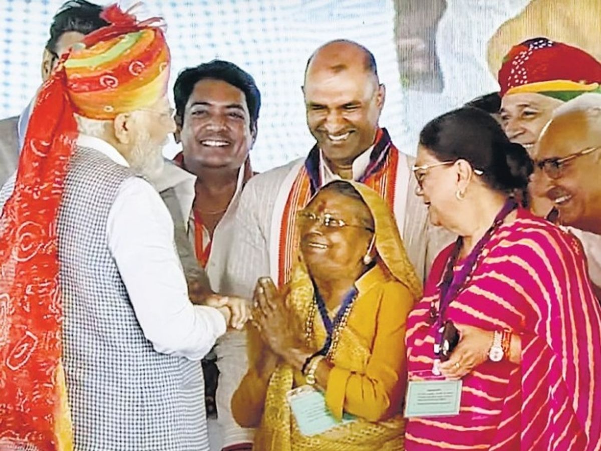 पिछले साल अक्टूबर में पीएम नरेंद्र मोदी जोधपुर दौरे पर आए थे। इस दौरान राजेंद्र राठौड़ ने सूर्यकांता व्यास की मुलाकात करवाई थी। यह भी कहा था कि जीजी फिर से चुनाव लड़ना चाहती हैं। इस पर नरेंद्र मोदी ने कहा- मैं संगठन में था, ये तब से तैयारी कर रही हैं। (फाइल फोटो)