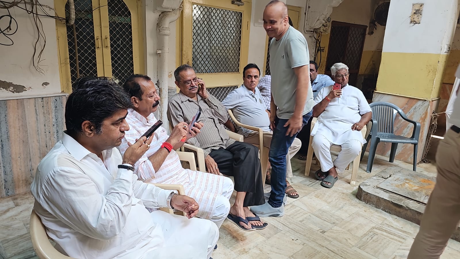 पूर्व विधायक सूर्यकांता व्यास के निधन की खबर मिलते ही जोधपुर के जालोरी गेट स्थित उनके आवास पर भाजपा कार्यकर्ताओं का पहुंचना शुरू हो गया।