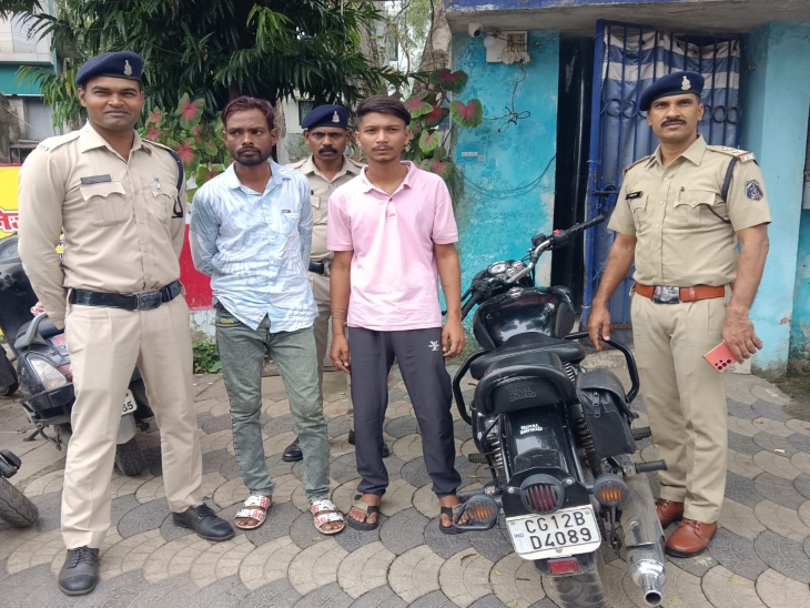 पुलिस ने आरोपियों के पास से चोरी हुई करीब 1 लाख की बुलेट को जब्त कर लिया है।