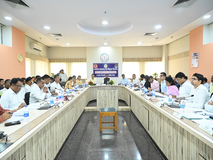 नगरीय प्रशासन मंत्री अरुण साव नगरीय निकाय में हुए कामों की कर रहे समीक्षा