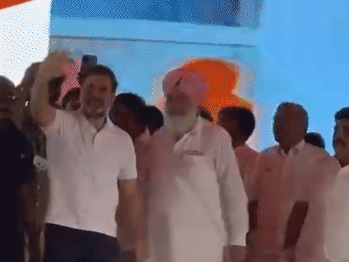 रॅलीत उपस्थितांना अभिवादन करताना राहुल गांधी.