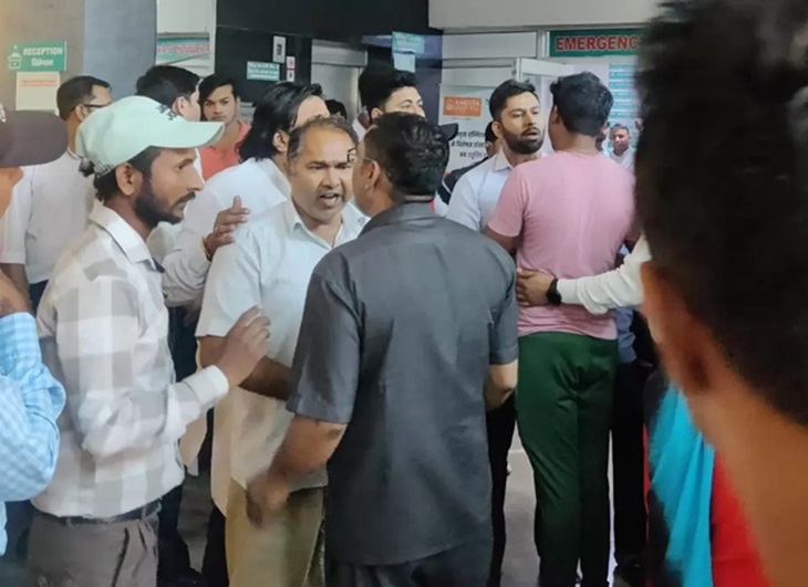 हा फोटोच्या कुटुंबाचा उडालेला असून खळबळ उडाली आहे.